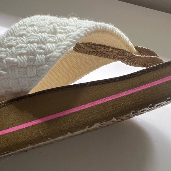 Vinyard Vines Women’s Flip Flops - Picture 5 of 7